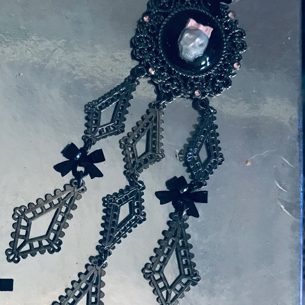 Skull dangle chandelier earrings Betsey Johnson - Picture 2 of 5